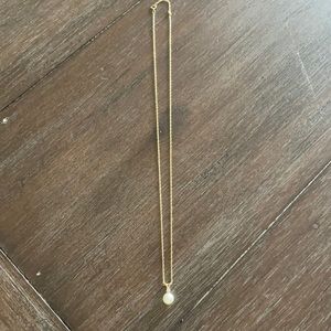 Gold necklace with pearl and diamond.